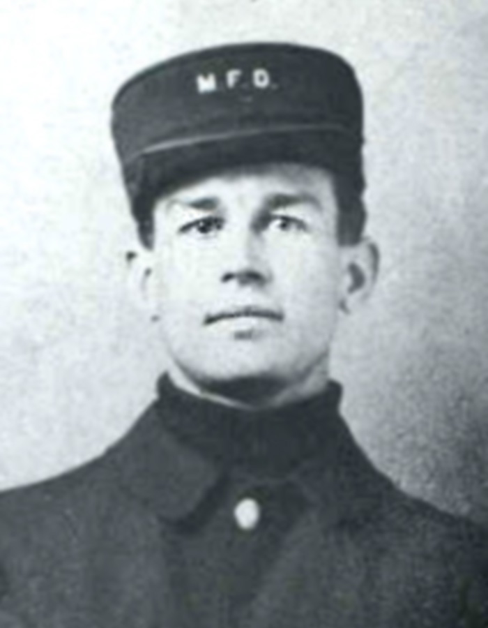 05-01-1904a,-01-Pompier-Frank-Hutt---caserne-1